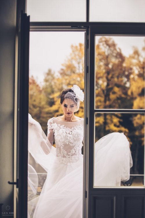 Vestuvinių suknelių salonai  www.launega.lt arba FB: Laura Mados Namai