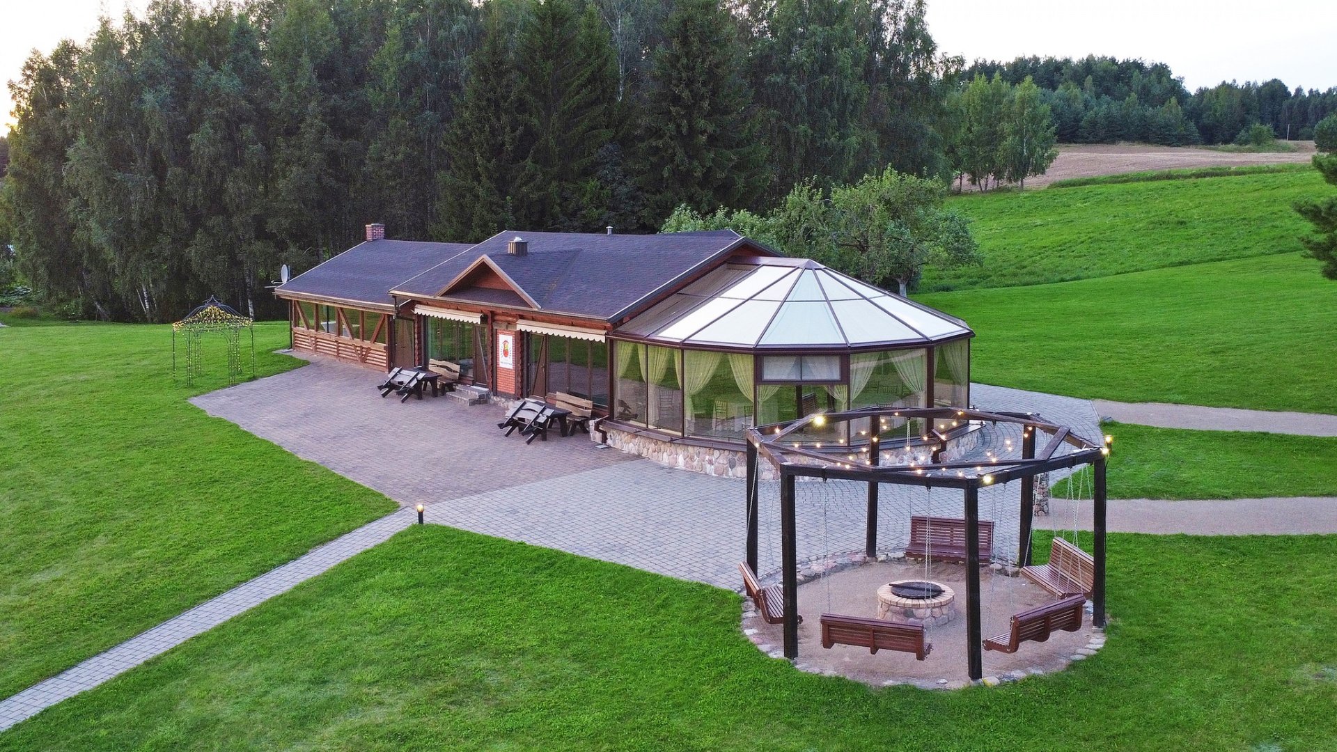 Sodybos, dvarai, vilos PAS ŠEŠTOKĄ Vilos Sodybos Nuoma Vestuvėms iki 80 vietų 