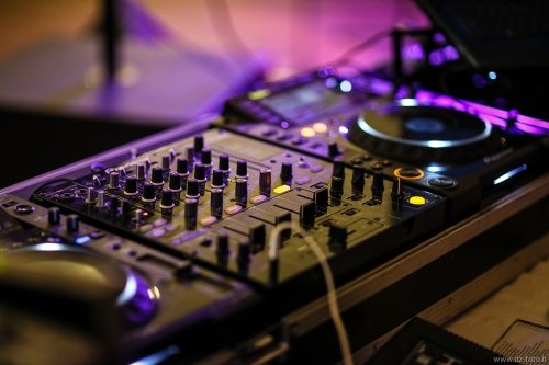 Muzikantai vestuvėms Vestuvių vedėjas ir DJ. Profesionali garso ir apšvietimo įranga, 