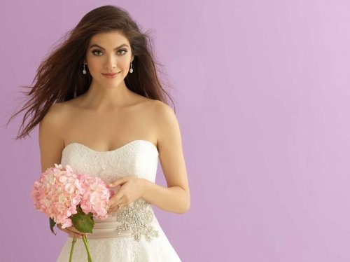 Vestuvinių suknelių salonai Salone "ŽEIGA" naujausių tendencijų modelių papildymas!
