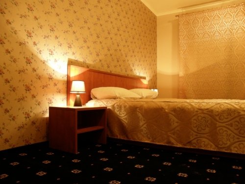 Viešbučiai "Salos" - viešbutis; kavinė-baras; klubas; sauna ir baseinas. Tra