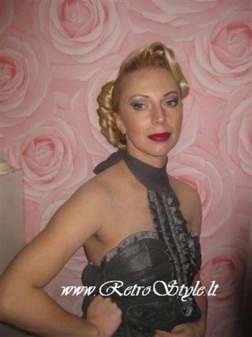 Vestuvinės šukuosenos, grožio procedūros, soliariumai Vestuvinės proginės ir vakarinės šukuosenos! www.retrostyle.lt
