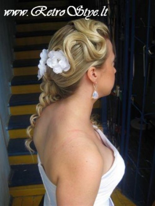 Vestuvinės šukuosenos, grožio procedūros, soliariumai Vestuvinės proginės ir vakarinės šukuosenos! www.retrostyle.lt
