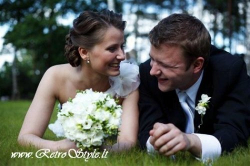 Vestuvinės šukuosenos, grožio procedūros, soliariumai Vestuvinės proginės ir vakarinės šukuosenos! www.retrostyle.lt
