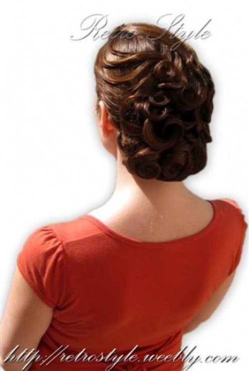 Vestuvinės šukuosenos, grožio procedūros, soliariumai Vestuvinės proginės ir vakarinės šukuosenos! www.retrostyle.lt

