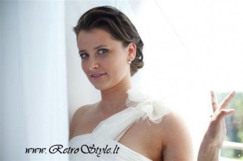 Vestuvinės šukuosenos, grožio procedūros, soliariumai Vestuvinės proginės ir vakarinės šukuosenos! www.retrostyle.lt
