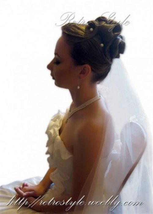 Vestuvinės šukuosenos, grožio procedūros, soliariumai Vestuvinės proginės ir vakarinės šukuosenos! www.retrostyle.lt
