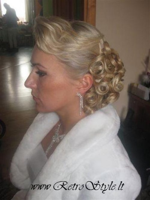Vestuvinės šukuosenos, grožio procedūros, soliariumai Vestuvinės proginės ir vakarinės šukuosenos! www.retrostyle.lt
