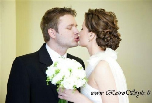 Vestuvinės šukuosenos, grožio procedūros, soliariumai Vestuvinės proginės ir vakarinės šukuosenos! www.retrostyle.lt
