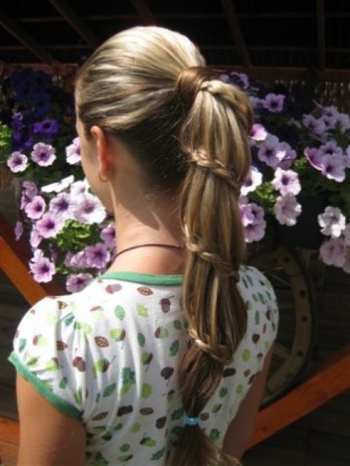 Vestuvinės šukuosenos, grožio procedūros, soliariumai Vestuvinės proginės ir vakarinės šukuosenos! www.retrostyle.lt
