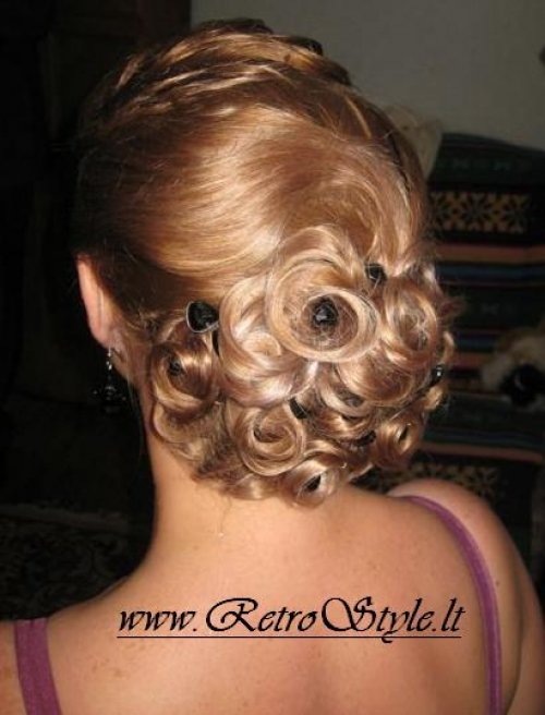 Vestuvinės šukuosenos, grožio procedūros, soliariumai Vestuvinės proginės ir vakarinės šukuosenos! www.retrostyle.lt
