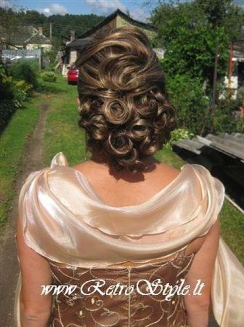 Vestuvinės šukuosenos, grožio procedūros, soliariumai Vestuvinės proginės ir vakarinės šukuosenos! www.retrostyle.lt
