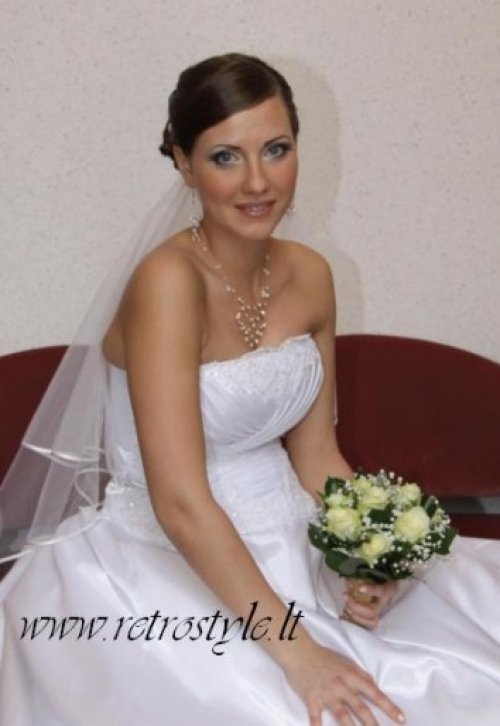 Vestuvinės šukuosenos, grožio procedūros, soliariumai Vestuvinės proginės ir vakarinės šukuosenos! www.retrostyle.lt
