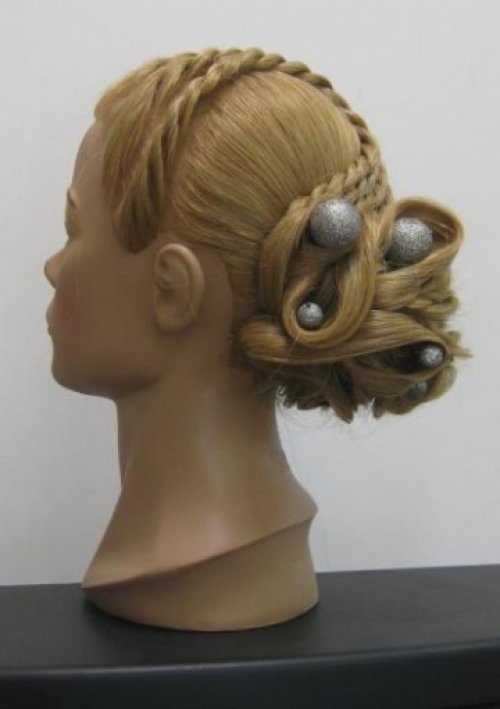 Vestuvinės šukuosenos, grožio procedūros, soliariumai Vestuvinės proginės ir vakarinės šukuosenos! www.retrostyle.lt
