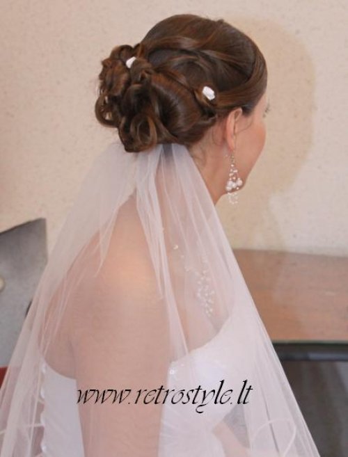 Vestuvinės šukuosenos, grožio procedūros, soliariumai Vestuvinės proginės ir vakarinės šukuosenos! www.retrostyle.lt
