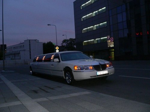 Limuzinai vestuvėms Prabangių automobilių nuoma