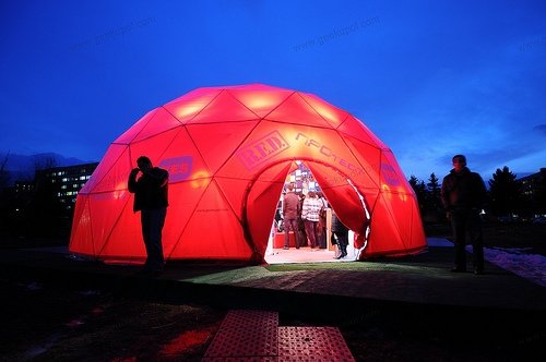 Palapinės Įspūdingi kupoliniai paviljonai, palapinės.