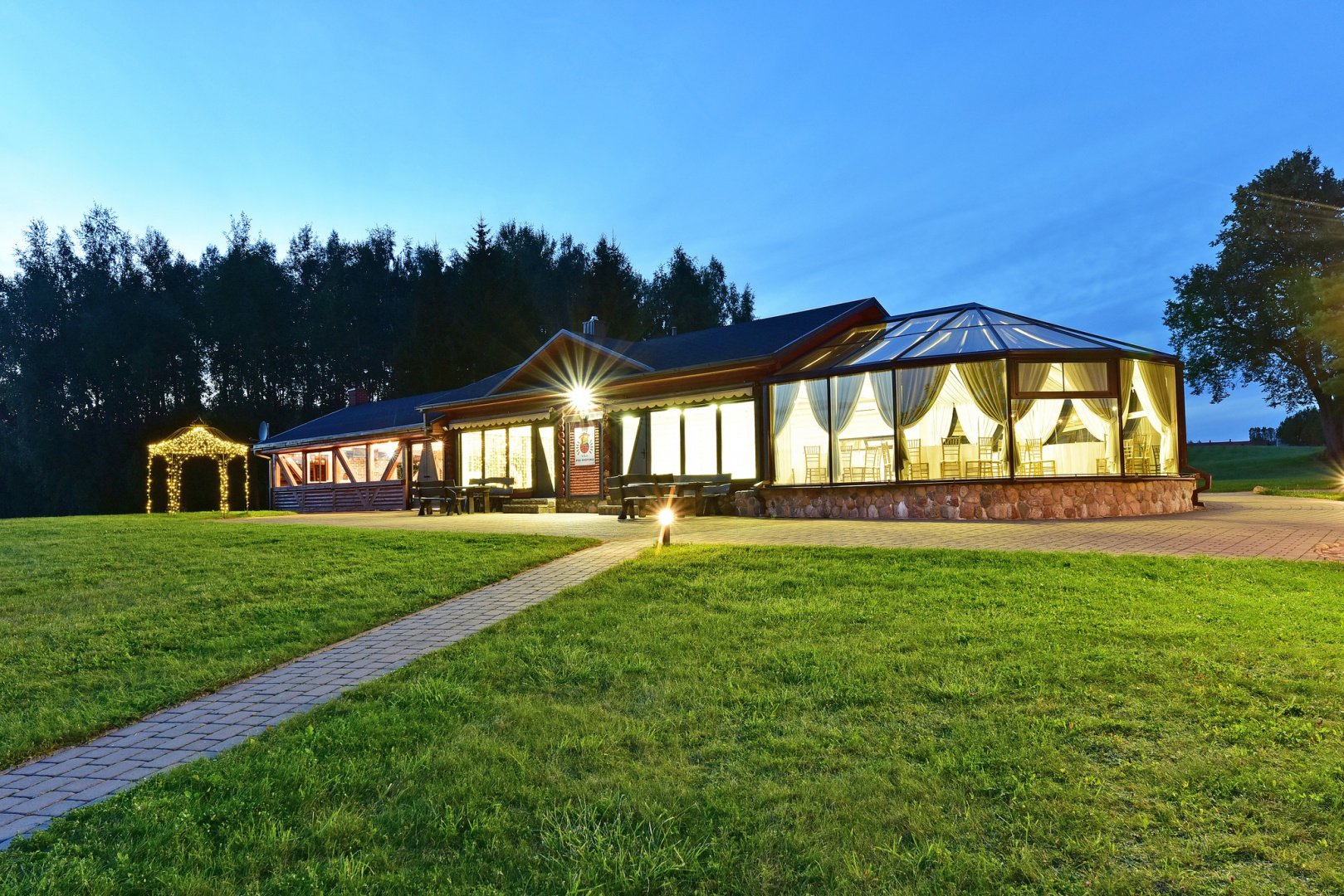Restoranai, kavinės, barai Vestuvių Salė bei Nakvynė 80 vietų Molėtų rajone 