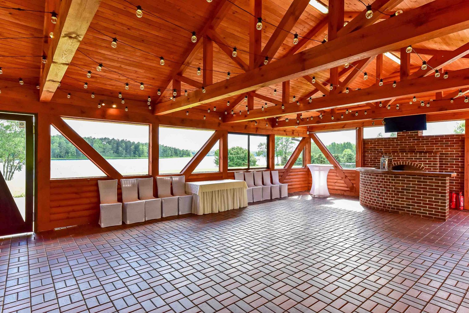 Restoranai, kavinės, barai Vestuvių Salė bei Nakvynė 80 vietų Molėtų rajone 