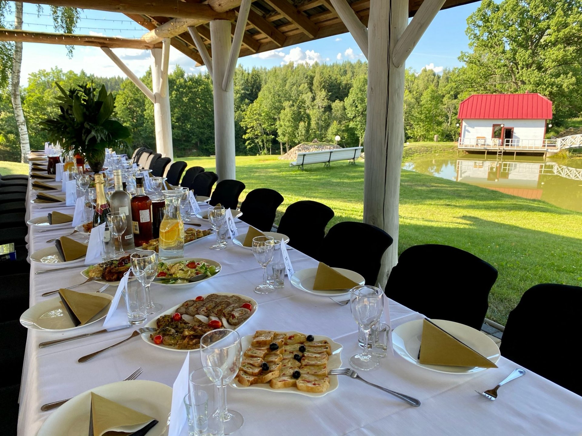 Sodybos, dvarai, vilos Vila Šerkšnė, Mažeikiai. Pirtis, kubilas, salės, kambariai.