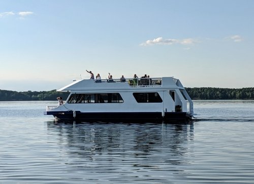 Kito transporto nuoma Laivas - plaukiojanti pobūvių salė