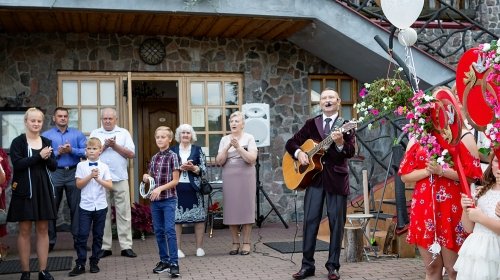 Muzikantai vestuvėms Vestuvių muzikantas, gyvai dainuojantis renginių vedėjas.