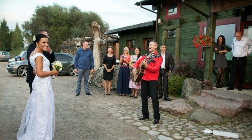 Muzikantai vestuvėms Vestuvių muzikantas, gyvai dainuojantis renginių vedėjas.
