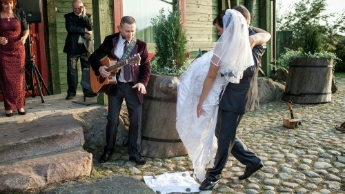 Muzikantai vestuvėms Vestuvių muzikantas, gyvai dainuojantis renginių vedėjas.