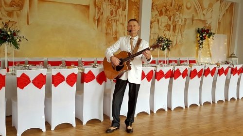 Muzikantai vestuvėms Vestuvių muzikantas, gyvai dainuojantis renginių vedėjas.