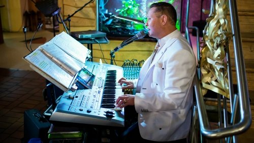Muzikantai vestuvėms Vestuvių muzikantas, gyvai dainuojantis renginių vedėjas.