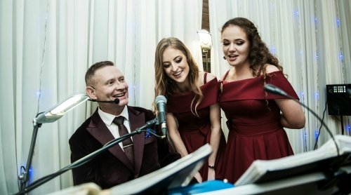 Muzikantai vestuvėms Vestuvių muzikantas, gyvai dainuojantis renginių vedėjas.