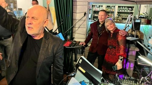 Muzikantai vestuvėms Vestuvių muzikantas, gyvai dainuojantis renginių vedėjas.