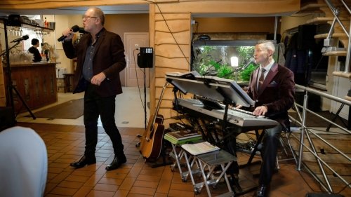 Muzikantai vestuvėms Vestuvių muzikantas, gyvai dainuojantis renginių vedėjas.