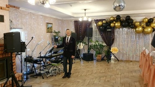 Muzikantai vestuvėms Vestuvių muzikantas, gyvai dainuojantis renginių vedėjas.