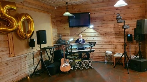 Muzikantai vestuvėms Vestuvių muzikantas, gyvai dainuojantis renginių vedėjas.