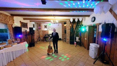 Muzikantai vestuvėms Vestuvių muzikantas, gyvai dainuojantis renginių vedėjas.