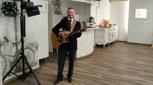 Muzikantai vestuvėms Vestuvių muzikantas, gyvai dainuojantis renginių vedėjas.