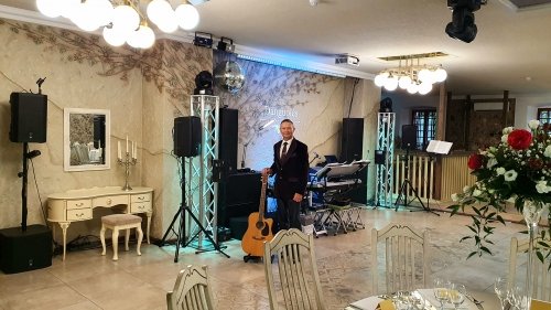 Muzikantai vestuvėms Vestuvių muzikantas, gyvai dainuojantis renginių vedėjas.