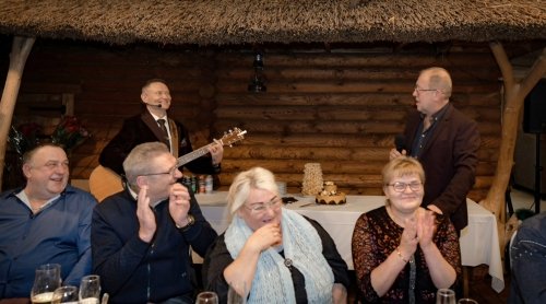 Muzikantai vestuvėms Vestuvių muzikantas, gyvai dainuojantis renginių vedėjas.