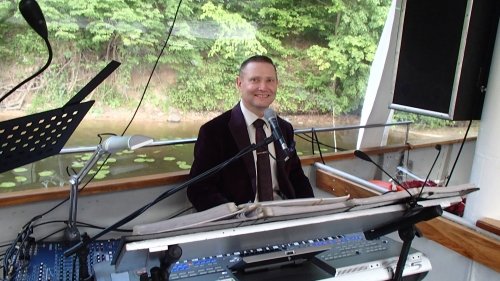 Muzikantai vestuvėms Vestuvių muzikantas, gyvai dainuojantis renginių vedėjas.