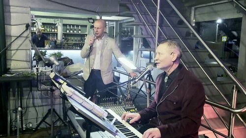Muzikantai vestuvėms Vestuvių muzikantas, gyvai dainuojantis renginių vedėjas.