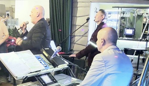 Muzikantai vestuvėms Vestuvių muzikantas, gyvai dainuojantis renginių vedėjas.