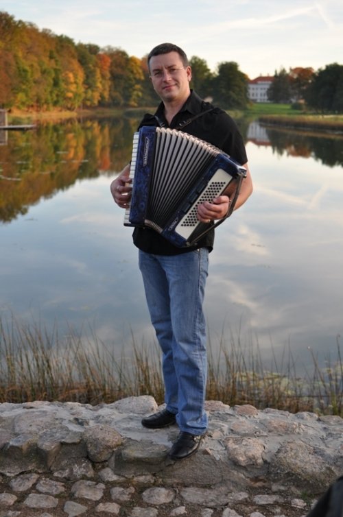 Muzikantai vestuvėms Muzikantas ,,DAINIUS'' 
tel. +370 686 38275