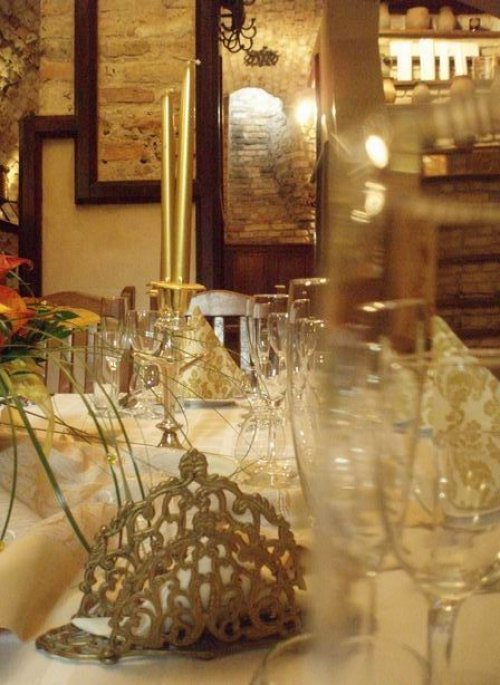 Restoranai, kavinės, barai Vilniaus senamiesčio centre senove dvelkiantis restoranas.