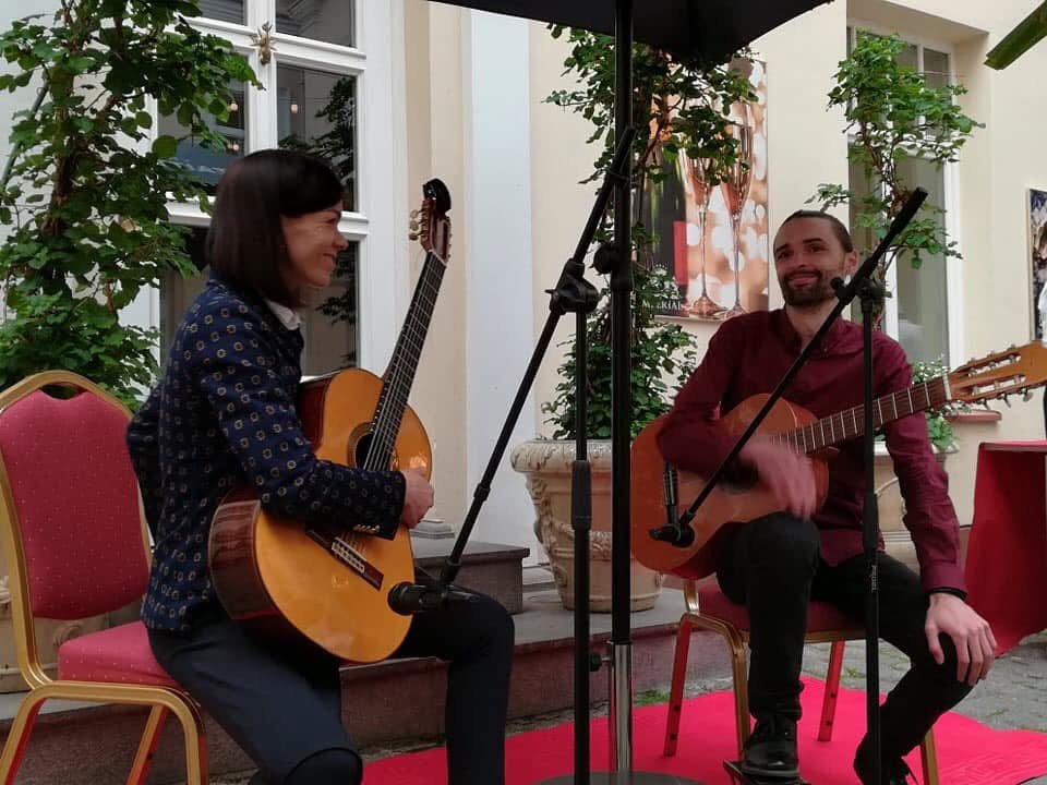 Muzikantai vestuvėms Gitarų duetas arba smuikas-gitara.