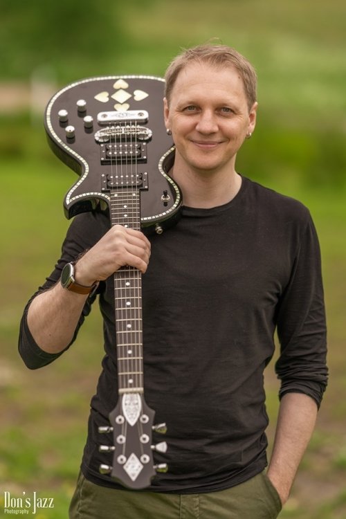 Gitaristas, repertuaras lietuvių, rusų ir anglų k.