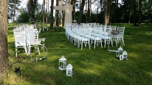 Puošimas Vaišėms prie bažnyčios: staliukai, kupolikai, palapinės