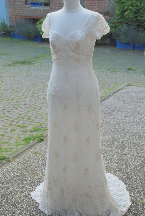 Vestuvinių suknelių salonai Dizainerio ETERNITY BRIDAL silkine suknele ir bateliai