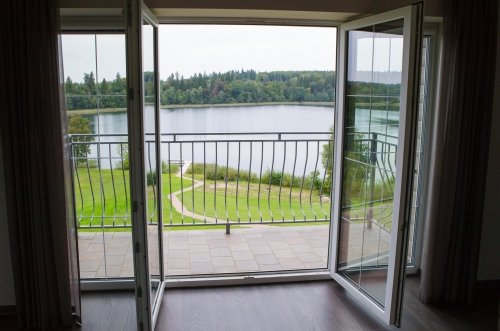 Sodybos, dvarai, vilos Vila ILGAI - ypatinga vieta ant ežero kranto šalia Trakų