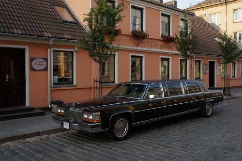 Limuzinai vestuvėms CADILLAC BROUGHAM 1988 5.0 V8